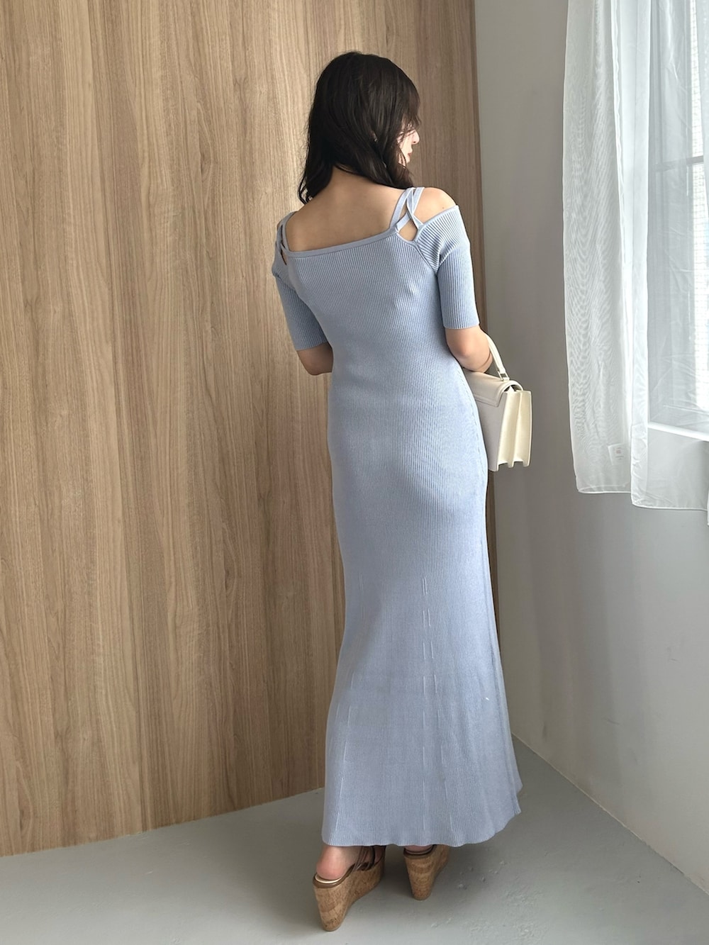 ブルー系のワンピースを着用したレディースの秋コーディネートの4枚目の写真