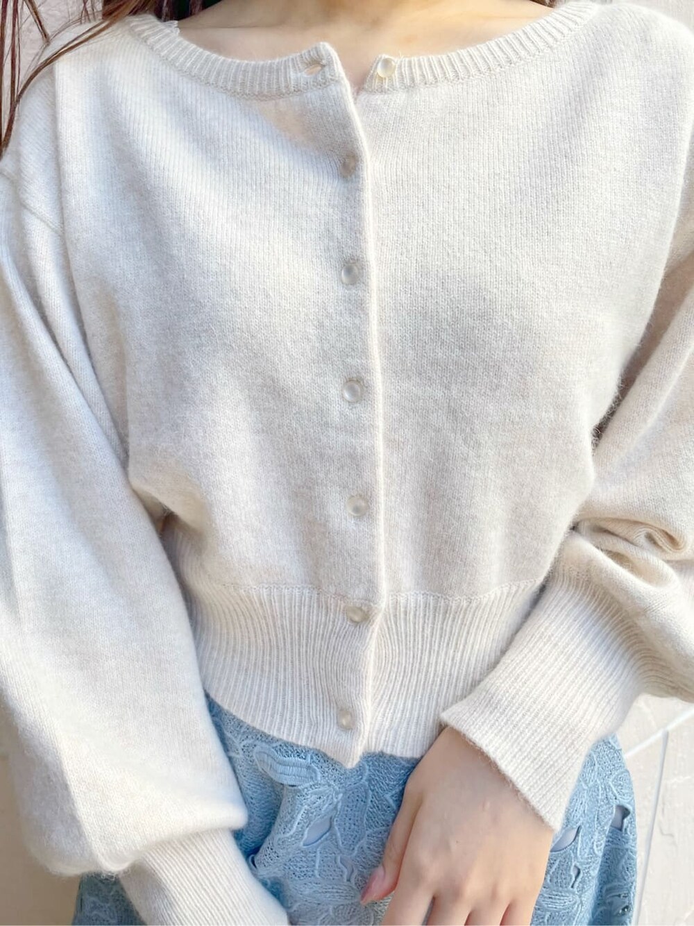 ブラウン系のその他シューズ、ブルー系のスカート、ホワイト系のニット/セーターを着用したレディースの秋コーディネートの6枚目の写真