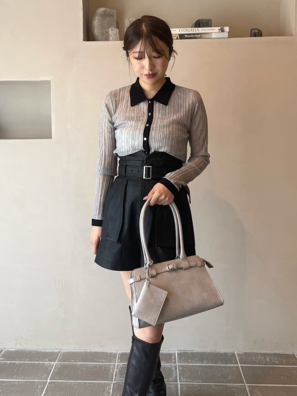 グレー系のニット/セーター、ブラック系のブーツ、ブラック系のその他パンツを着用したレディースの夏コーディネートの3枚目の写真