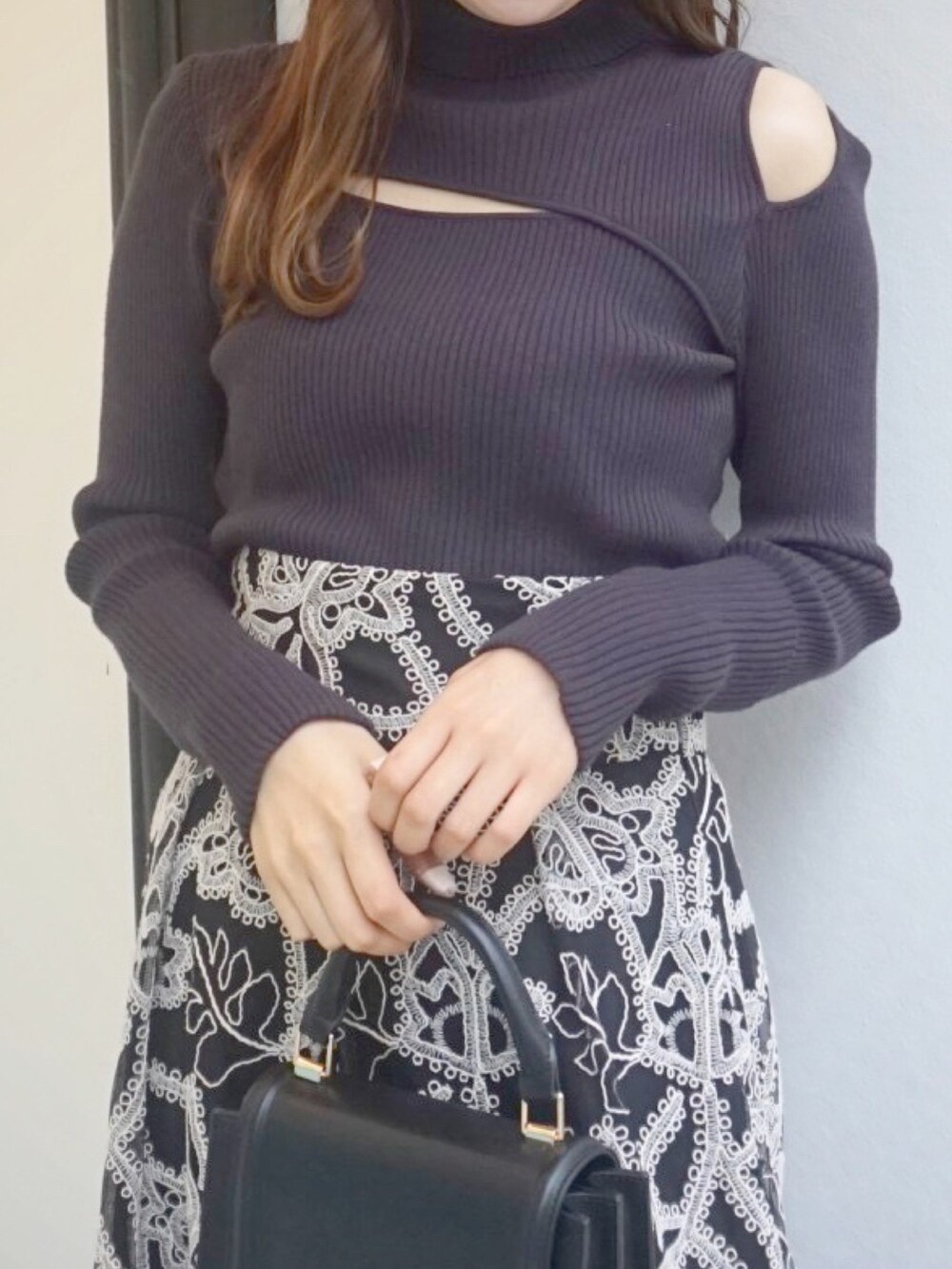 ブラック系のブーツ、ブラック系のスカート、グレー系のニット/セーターを着用したレディースの冬コーディネートの3枚目の写真