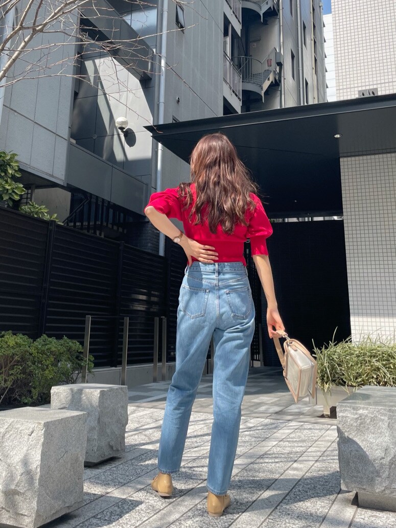 レッド系のニット/セーター、ブルー系のその他パンツ、ベージュ系のバレエシューズを着用したレディースの春コーディネートの4枚目の写真