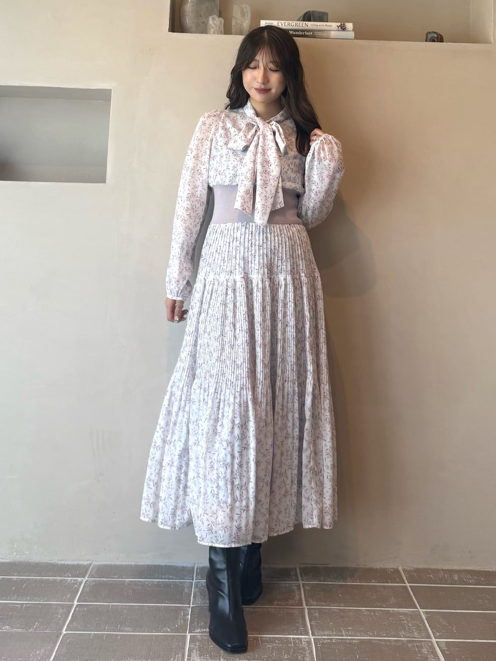 ピンク系のワンピース、ブラック系のブーツを着用したレディースの秋コーディネートの2枚目の写真