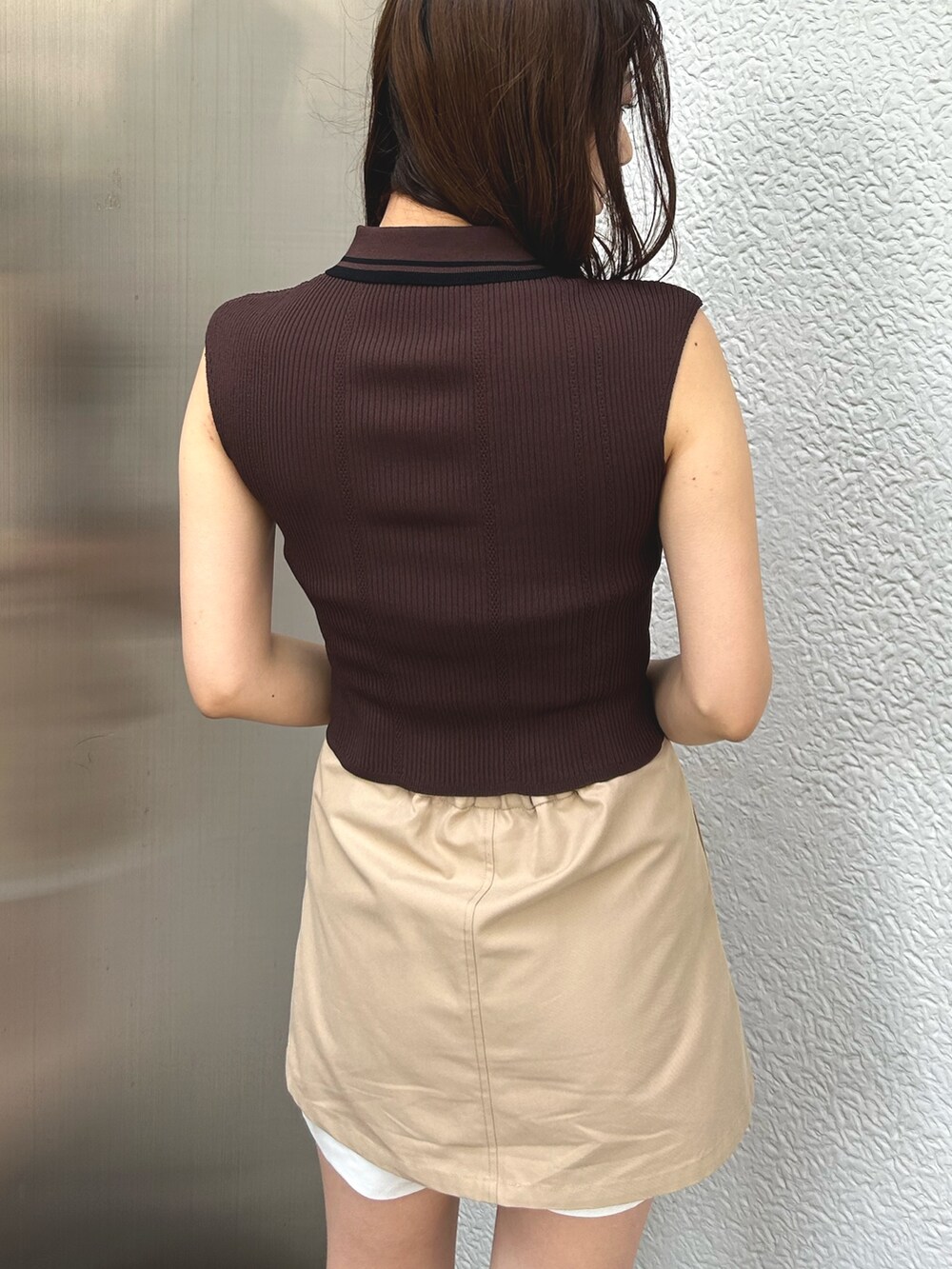 ブラウン系のニット/セーター、ベージュ系のスカートを着用したレディースの春コーディネートの5枚目の写真