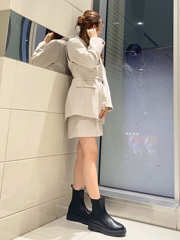 ベージュ系のその他パンツ、ブラック系のブーツ、ベージュ系のテーラードジャケットを着用したレディースの秋コーディネートの3枚目の写真
