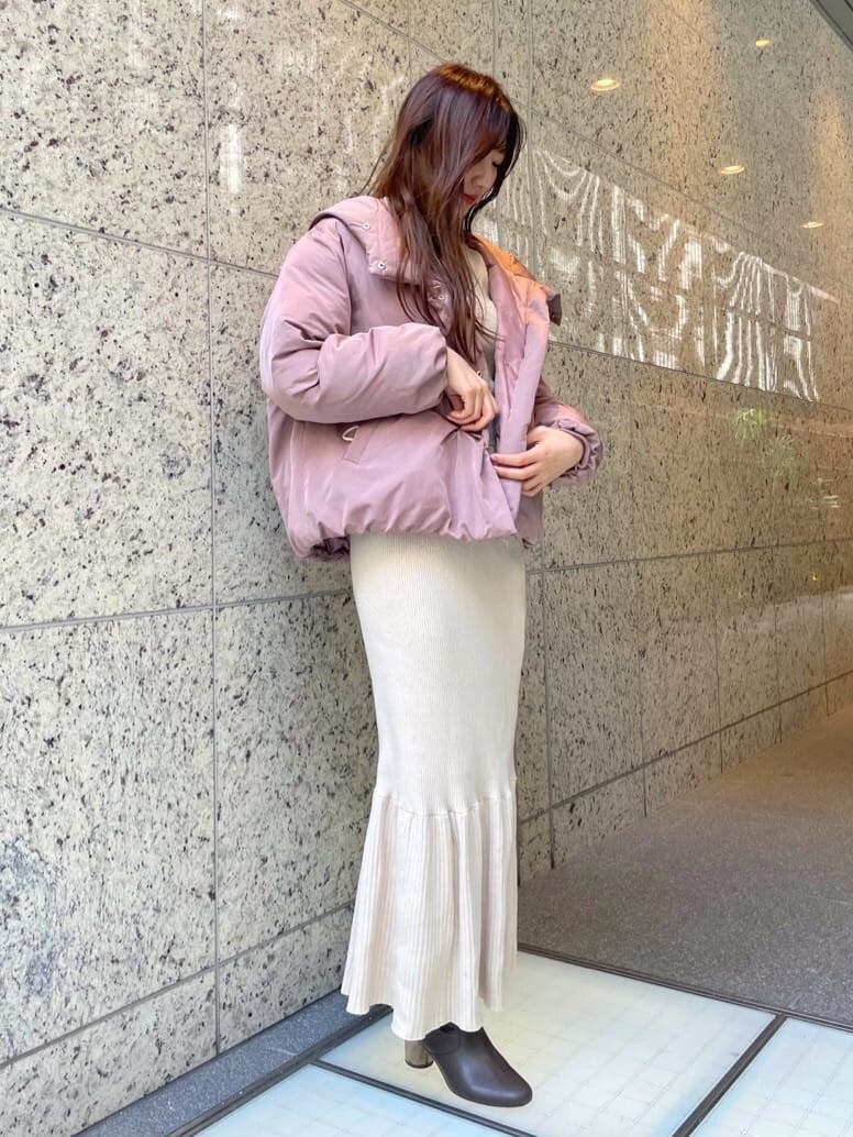 ブラウン系のその他シューズ、ピンク系の福袋/福箱を着用したレディースの秋コーディネートの2枚目の写真