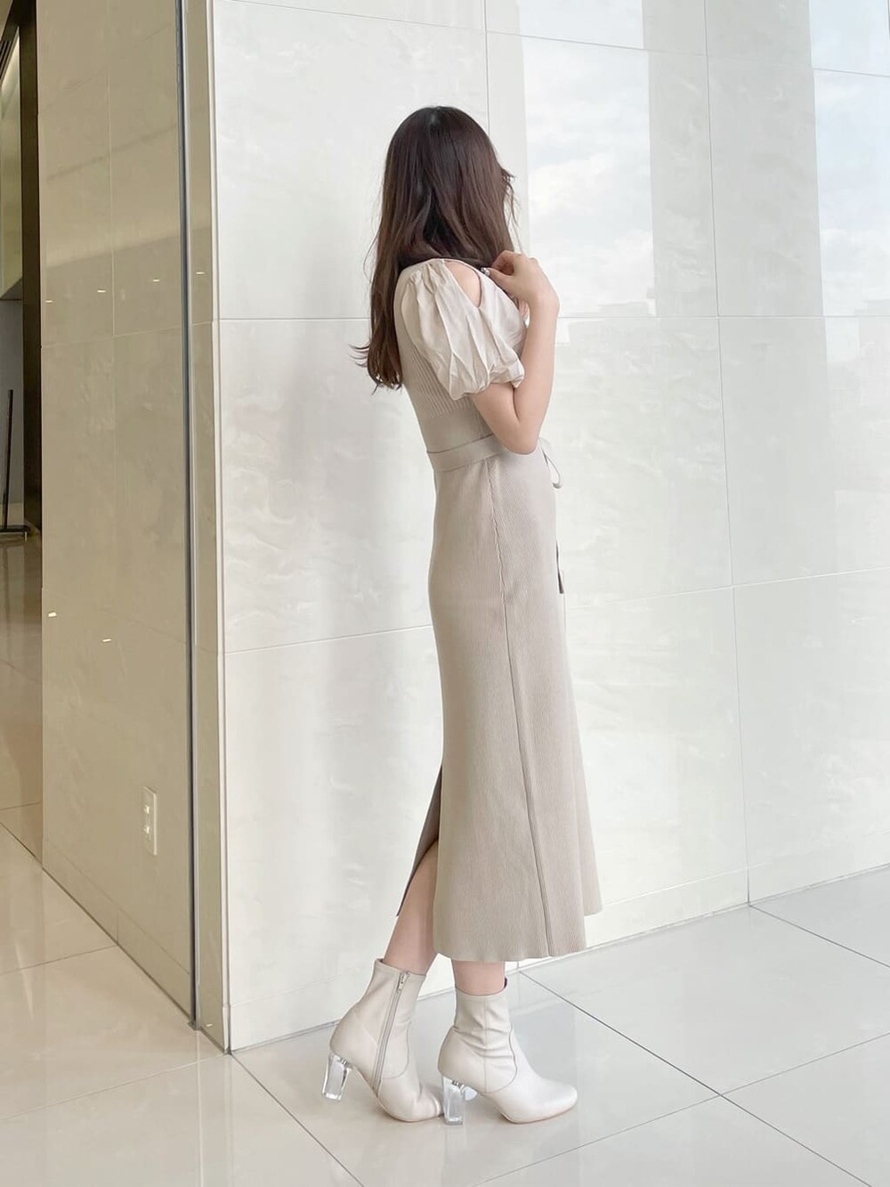 ベージュ系のその他シューズ、ベージュ系のワンピースを着用したレディースの冬コーディネートの3枚目の写真