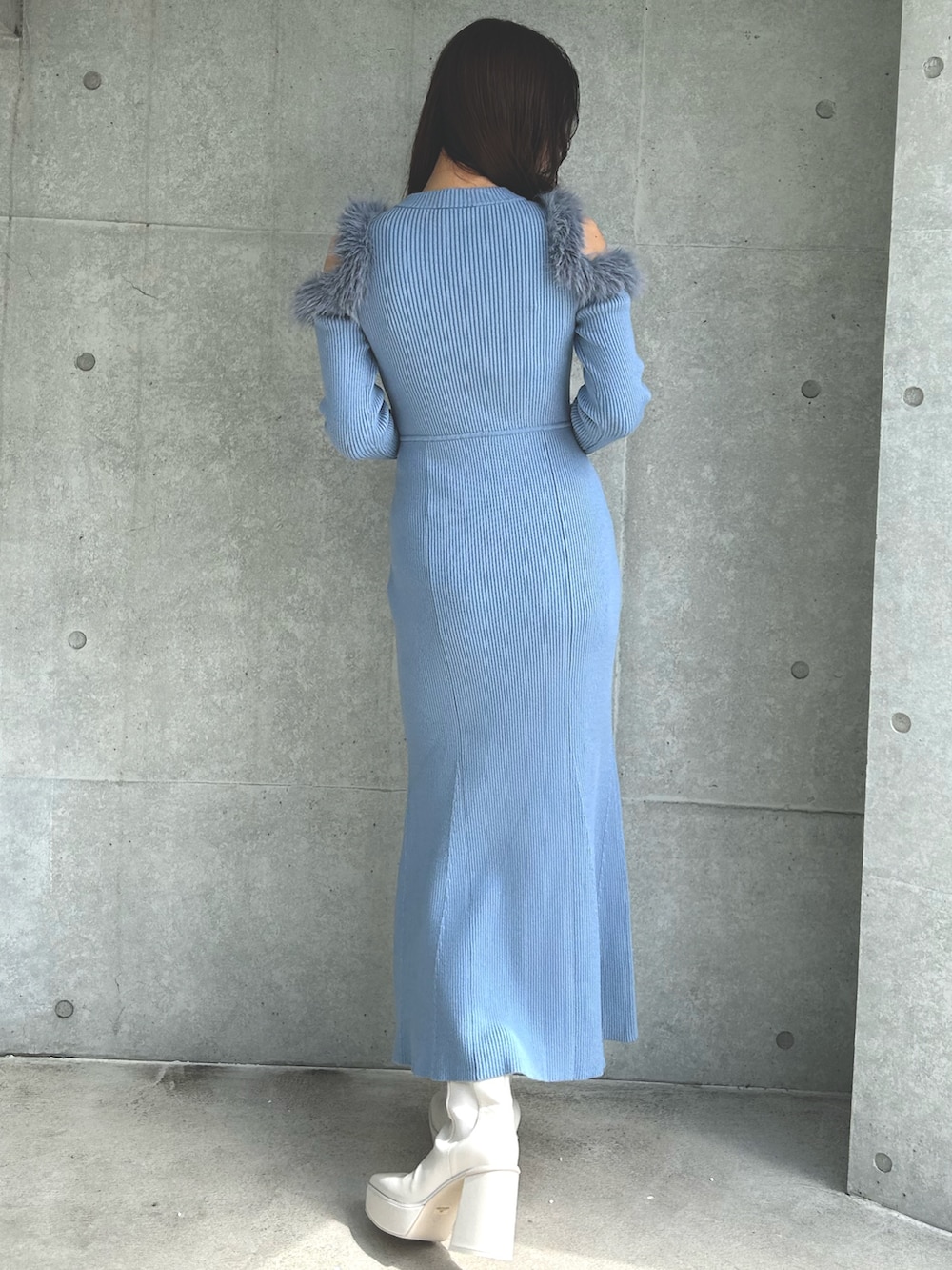 ブルー系のワンピース、ホワイト系のブーツを着用したレディースの秋コーディネートの3枚目の写真