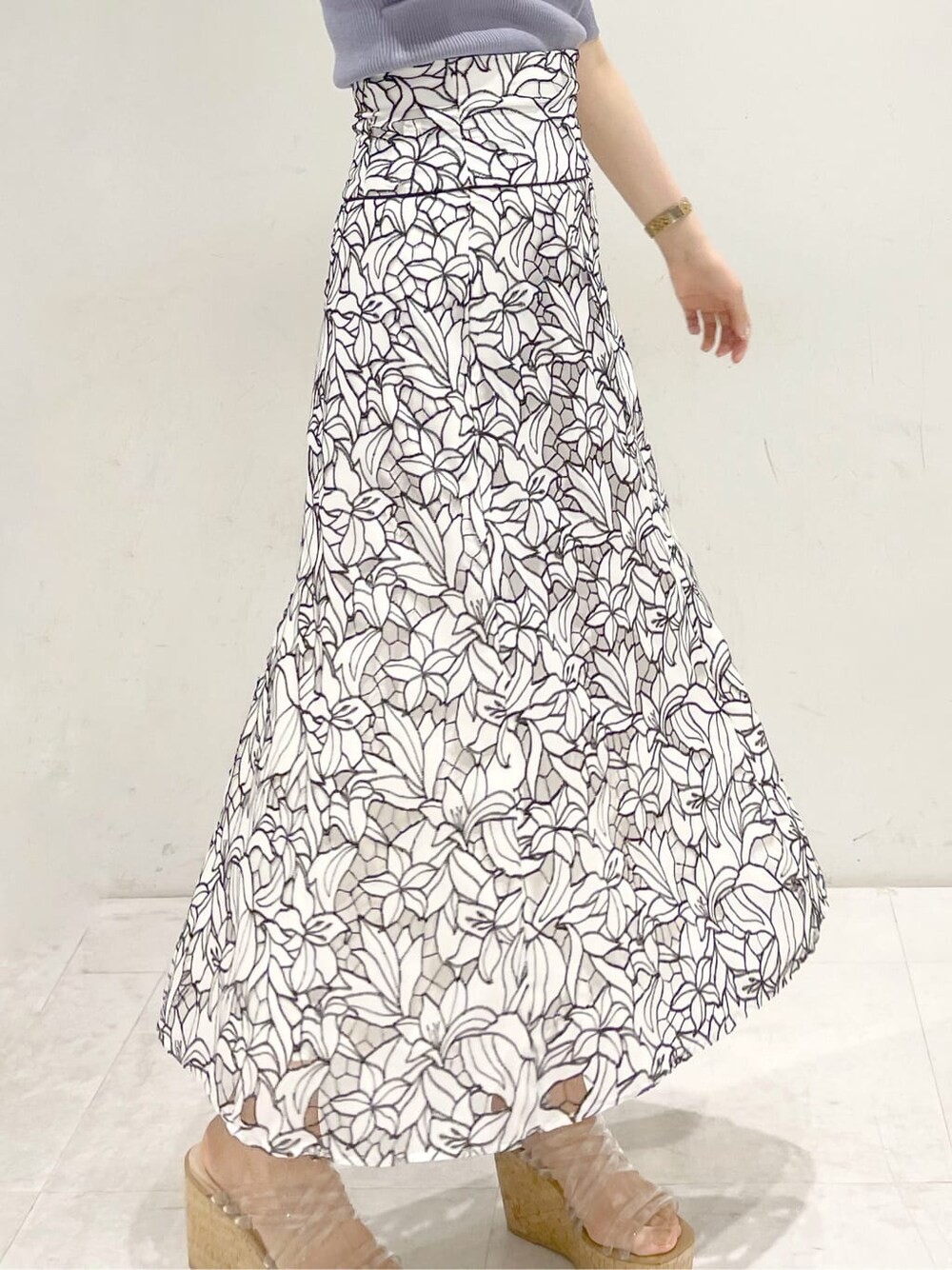 ブラック系のスカート、その他のサンダル、ブルー系のニット/セーターを着用したレディースの春コーディネートの8枚目の写真