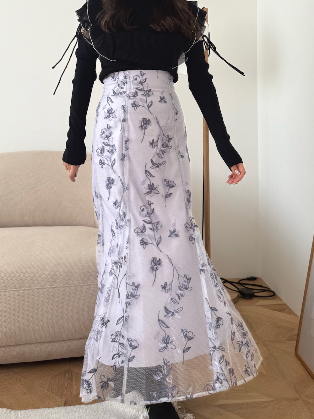 ブラック系のニット/セーター、パープル系のスカート、ブラック系のブーツを着用したレディースの秋コーディネートの3枚目の写真