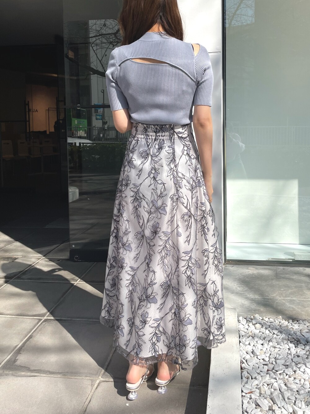 シルバー系のサンダル、ブルー系のハンドバッグ、ブルー系のニット/セーターを着用したレディースの春コーディネートの2枚目の写真