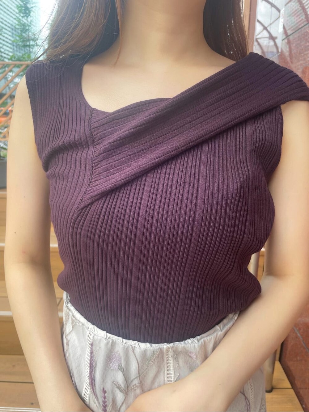 ホワイト系のその他シューズ、ホワイト系のスカート、ブラウン系のニット/セーターを着用したレディースの夏コーディネートの4枚目の写真