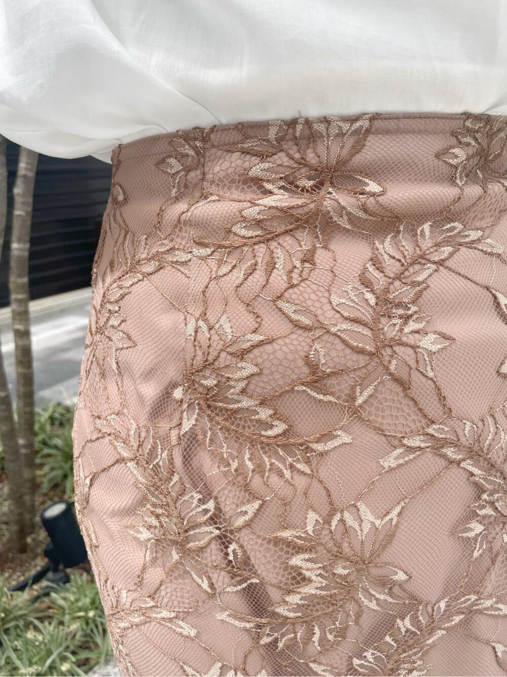 ブラウン系のスカート、ブラウン系のその他シューズ、ホワイト系のシャツ/ブラウスを着用したレディースの夏コーディネートの9枚目の写真