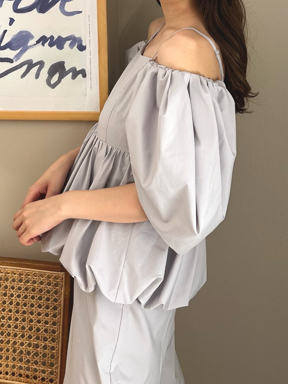 グレー系のサロペット/オーバーオール、ホワイト系のパンプスを着用したレディースの冬コーディネートの5枚目の写真