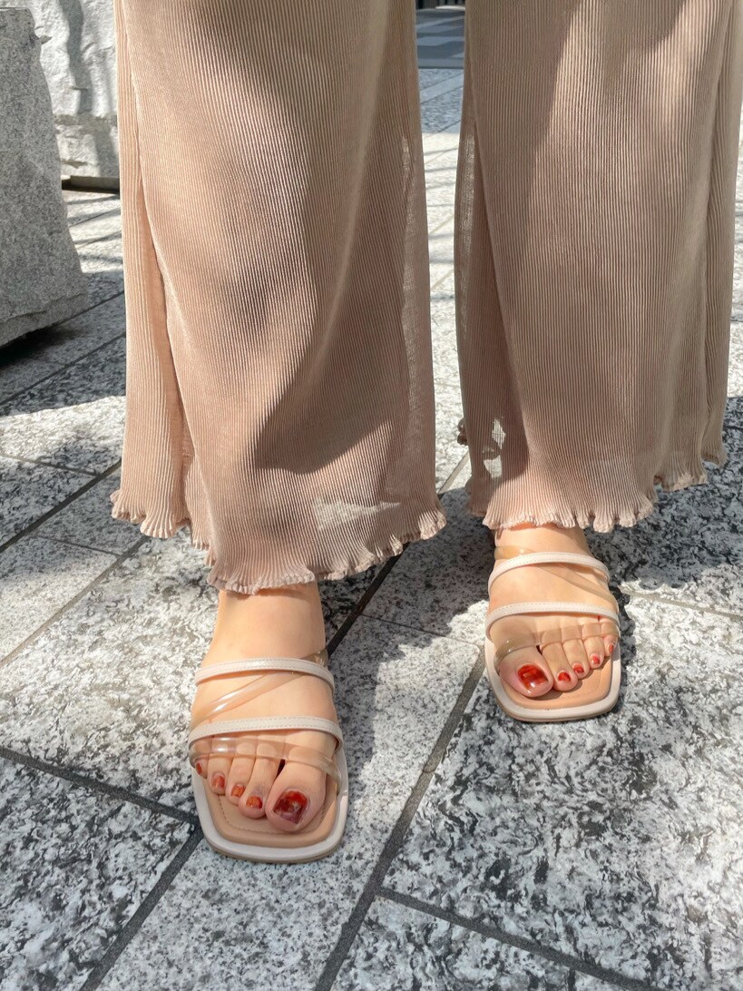 ピンク系のワンピース、ベージュ系のその他パンツ、ベージュ系のサンダルを着用したレディースの春コーディネートの8枚目の写真