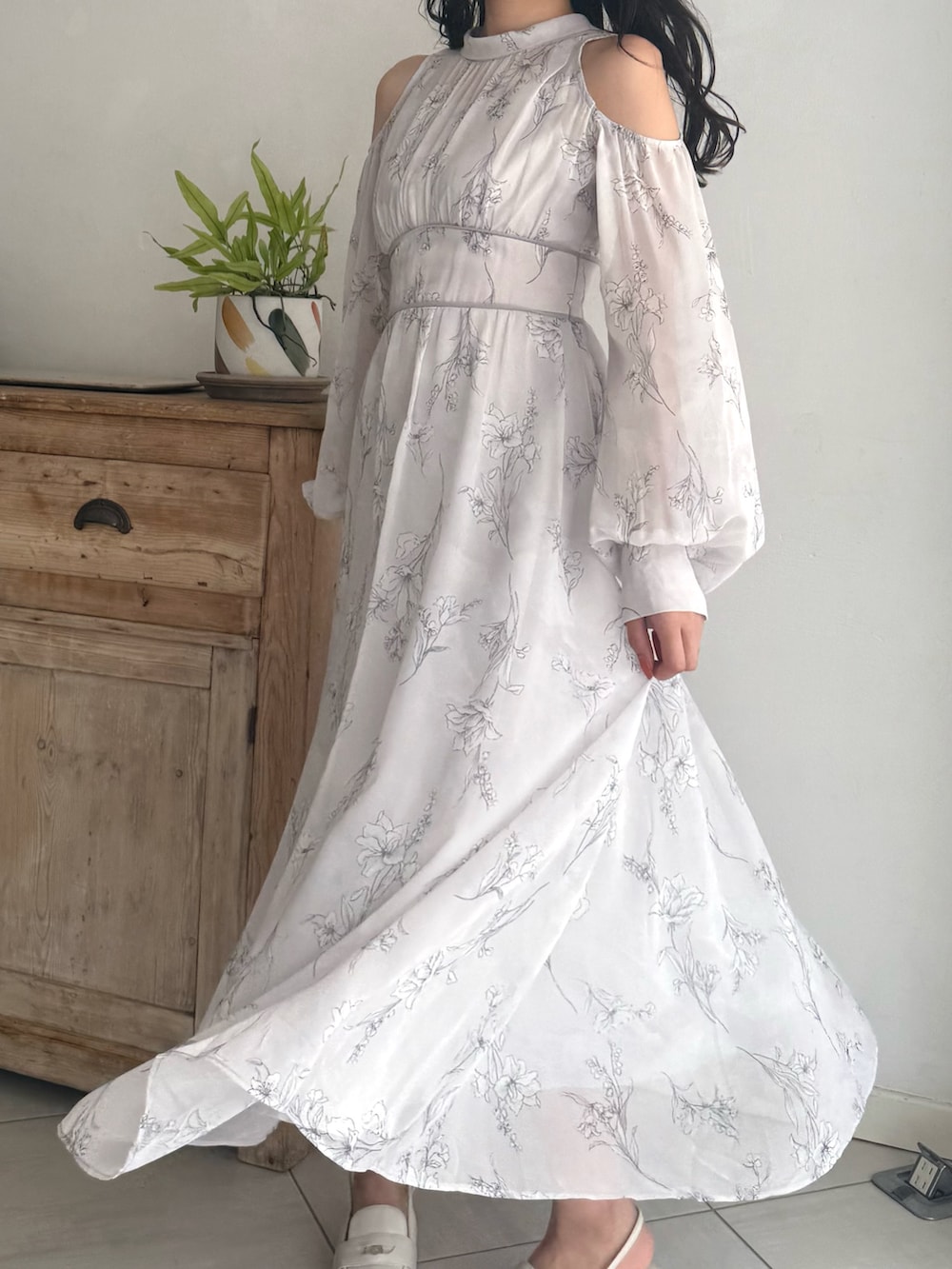 グレー系のワンピースを着用したレディースの秋コーディネートの5枚目の写真