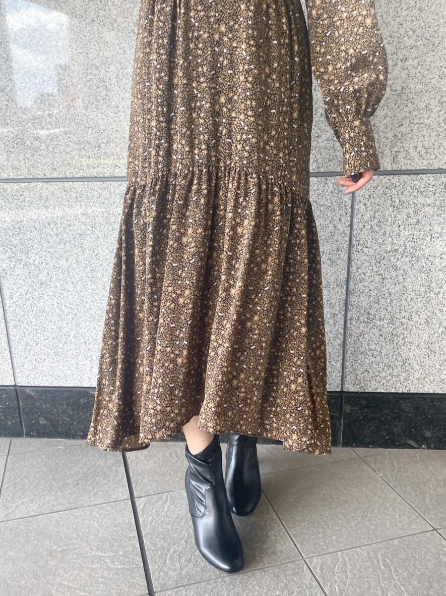 ブラック系のその他シューズ、ブラック系のテーラードジャケット、ブラック系のワンピースを着用したレディースの秋コーディネートの10枚目の写真