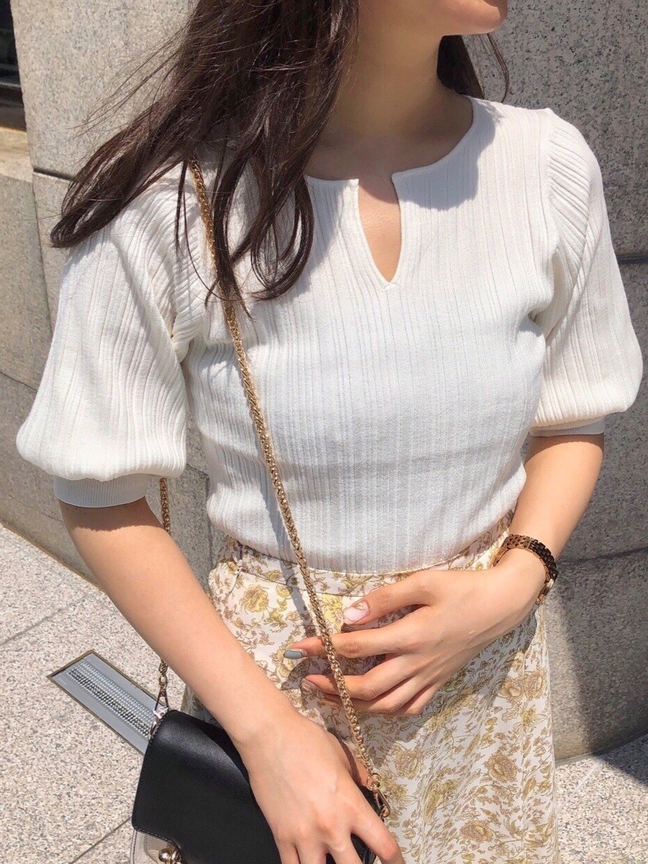 ベージュ系のスカート、ブラウン系のパンプスを着用したレディースの夏コーディネートの3枚目の写真