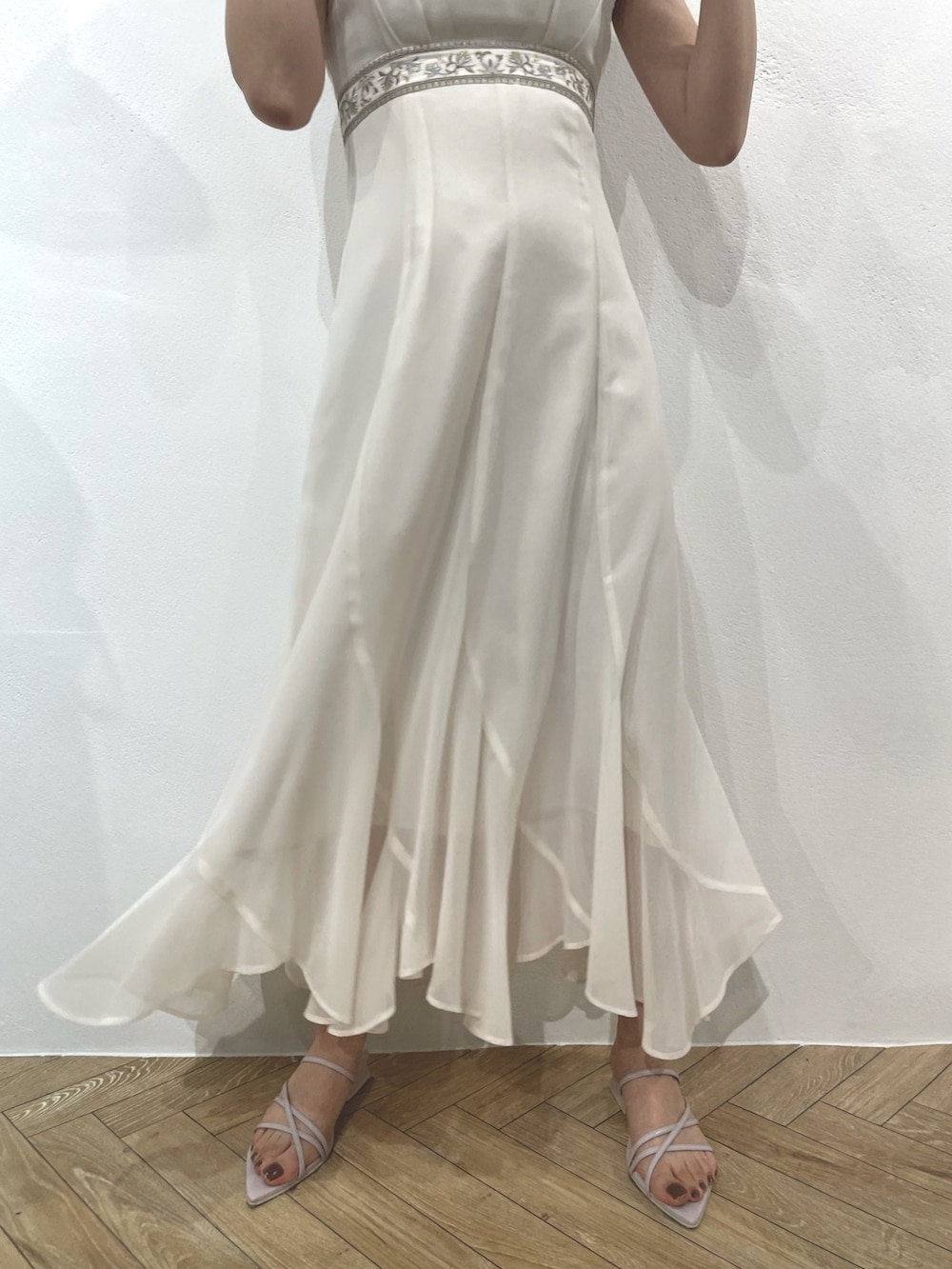 パープル系のサンダル、ホワイト系のドレス、パープル系のハンドバッグを着用したレディースの春コーディネートの5枚目の写真