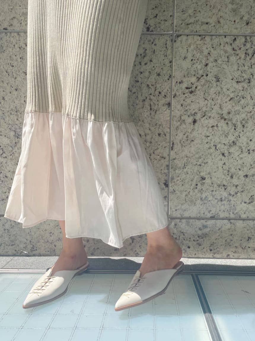 グリーン系のワンピース、ホワイト系のサンダル、ベージュ系のニット/セーターを着用したレディースの夏コーディネートの8枚目の写真