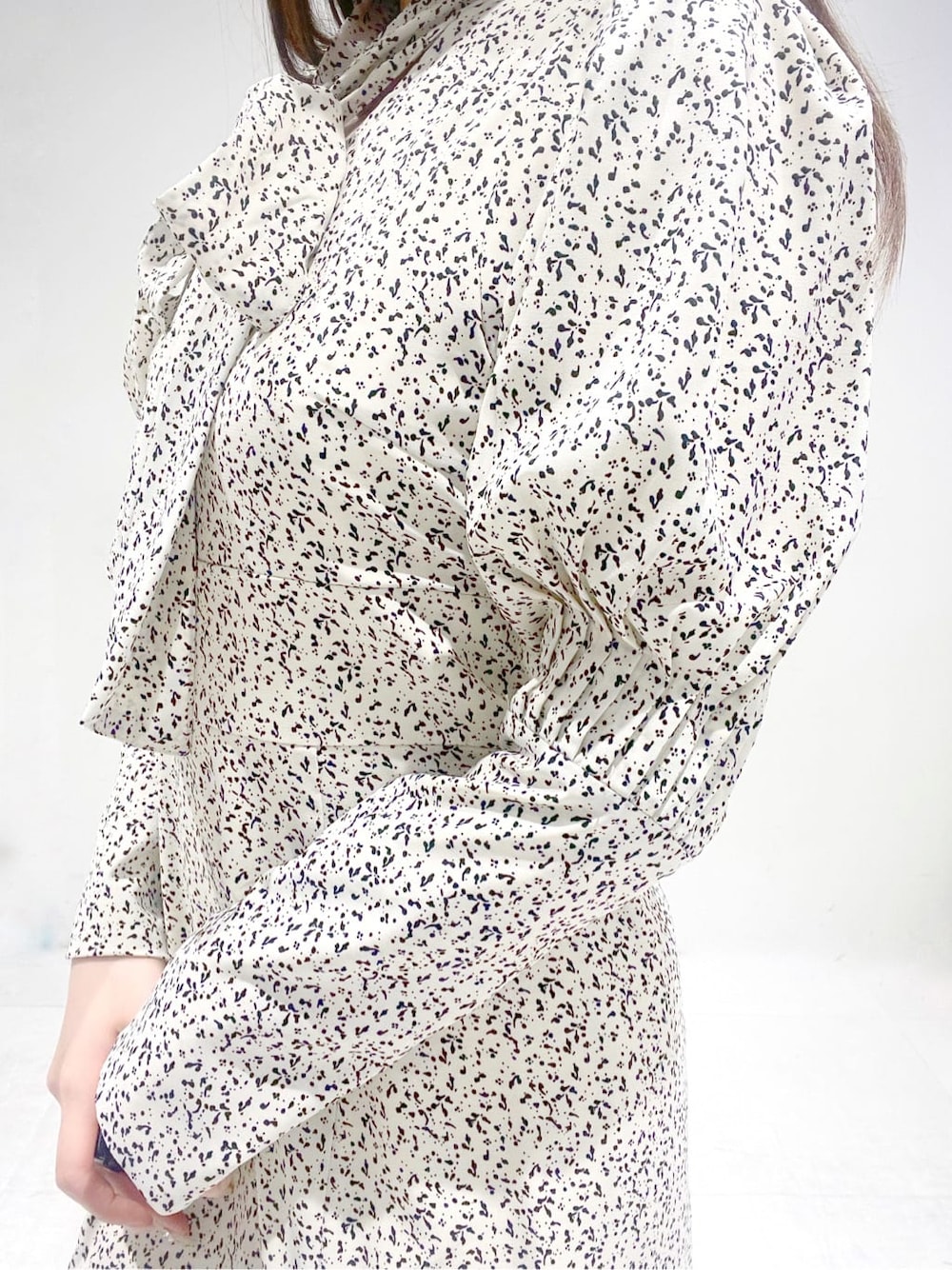 ホワイト系のワンピース、ブラック系のその他シューズを着用したレディースの冬コーディネートの5枚目の写真