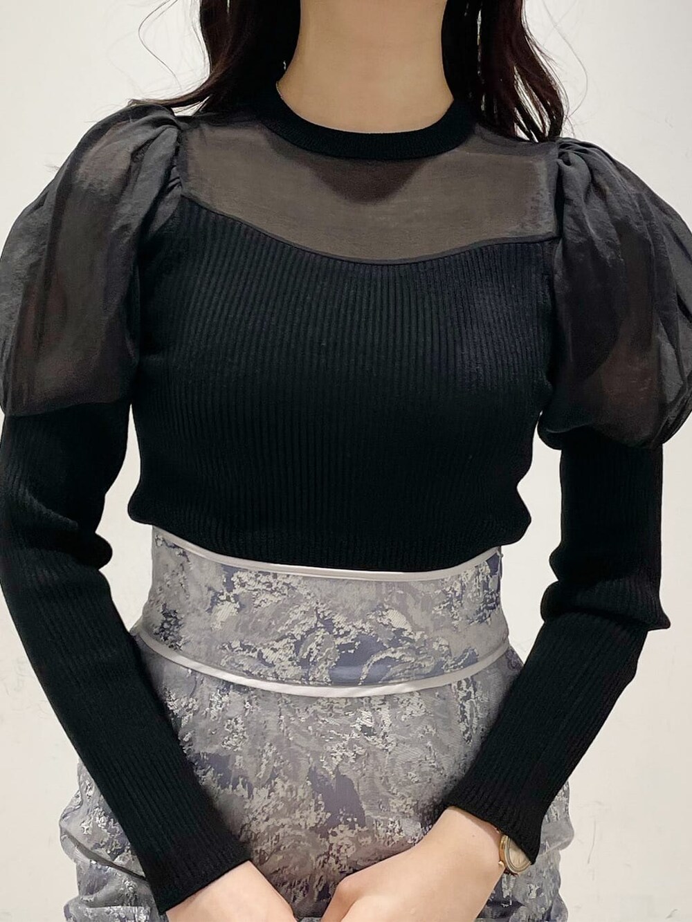 ブラック系のその他シューズ、ブルー系のスカート、ブラック系のニット/セーターを着用したレディースの冬コーディネートの4枚目の写真