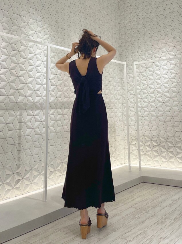 ブラウン系のサンダルを着用したレディースの夏コーディネートの2枚目の写真