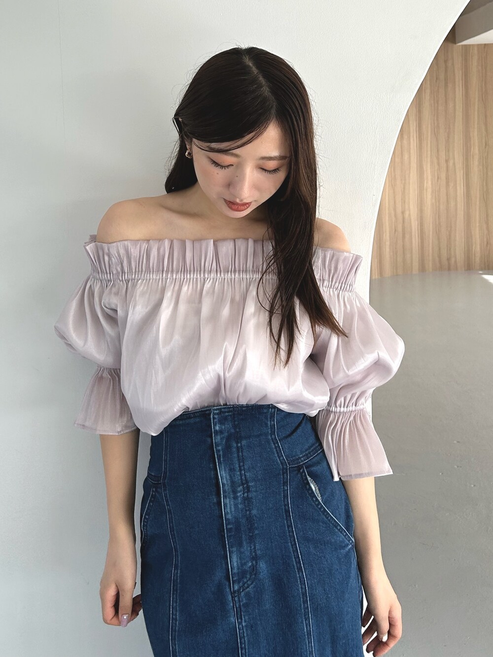 パープル系のシャツ/ブラウス、ブルー系のデニムスカート、ホワイト系のパンプスを着用したレディースの春コーディネートの6枚目の写真