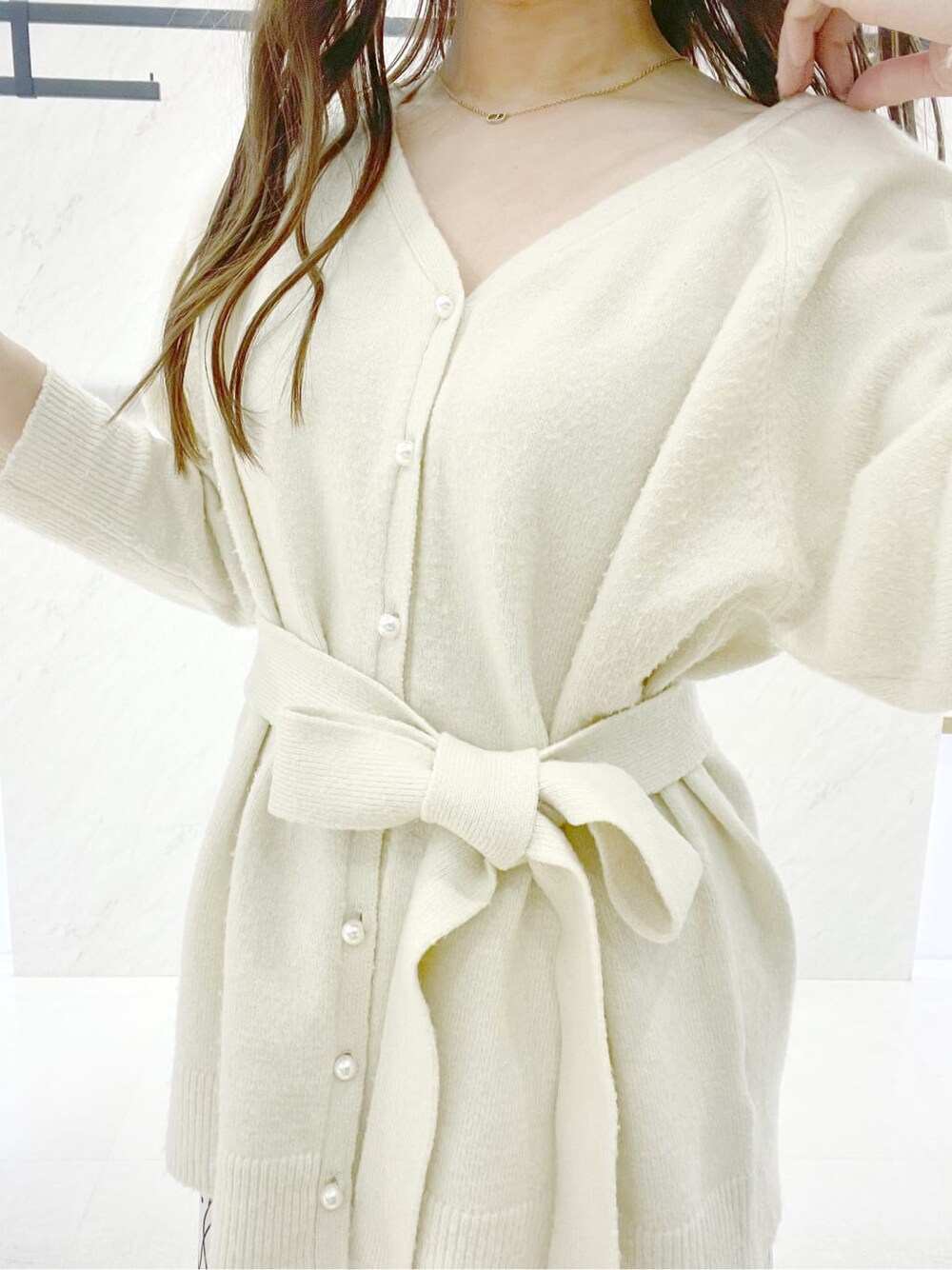 ブラウン系のその他シューズ、ホワイト系のワンピースを着用したレディースの秋コーディネートの4枚目の写真