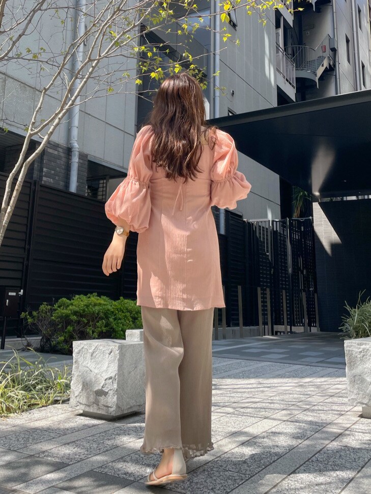 ピンク系のワンピース、ベージュ系のその他パンツ、ベージュ系のサンダルを着用したレディースの春コーディネートの5枚目の写真