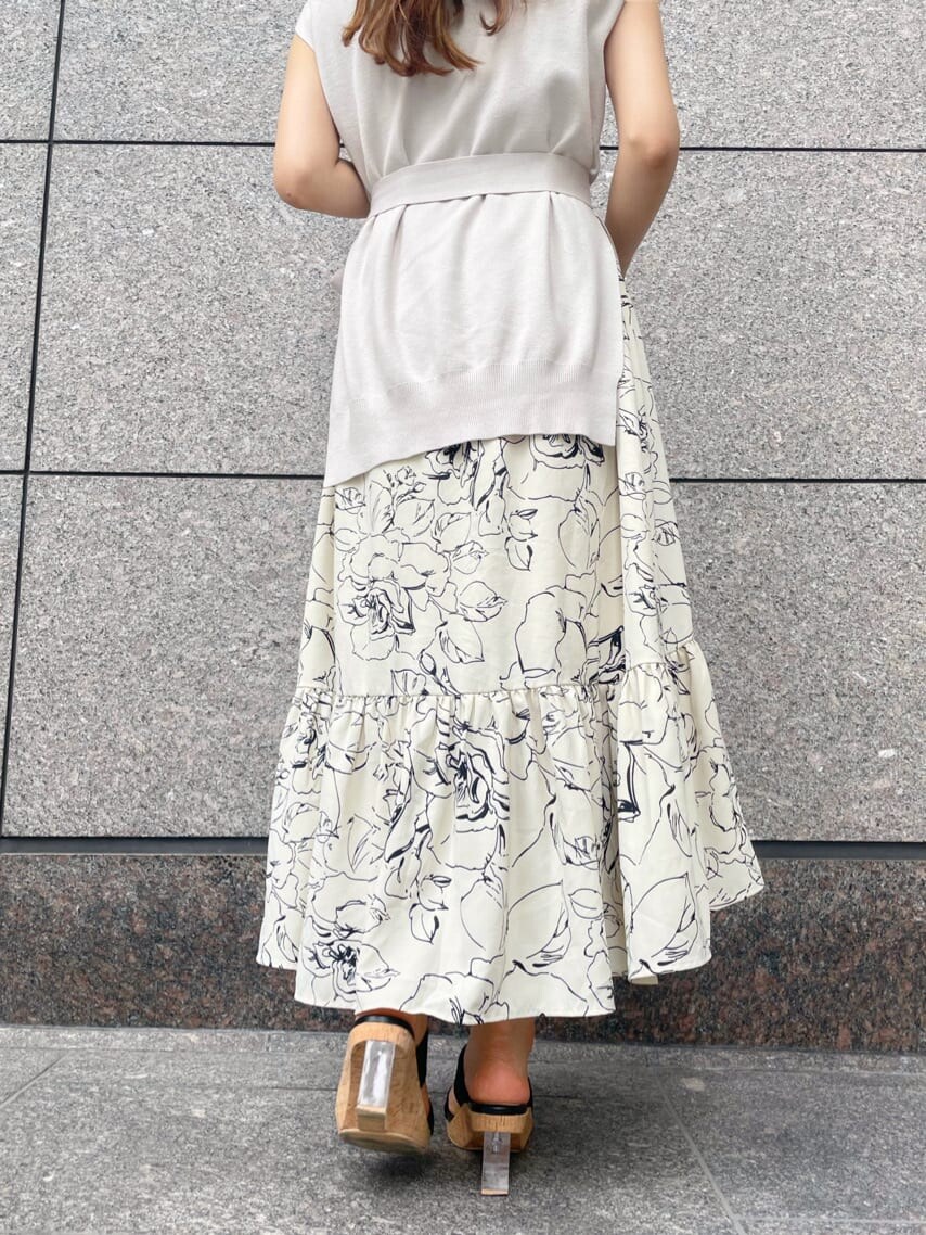 ホワイト系のワンピース、ブラック系のサンダルを着用したレディースの夏コーディネートの9枚目の写真