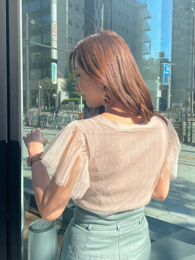 グリーン系のサンダル、グリーン系のその他パンツ、ベージュ系のニット/セーターを着用したレディースの春コーディネートの5枚目の写真