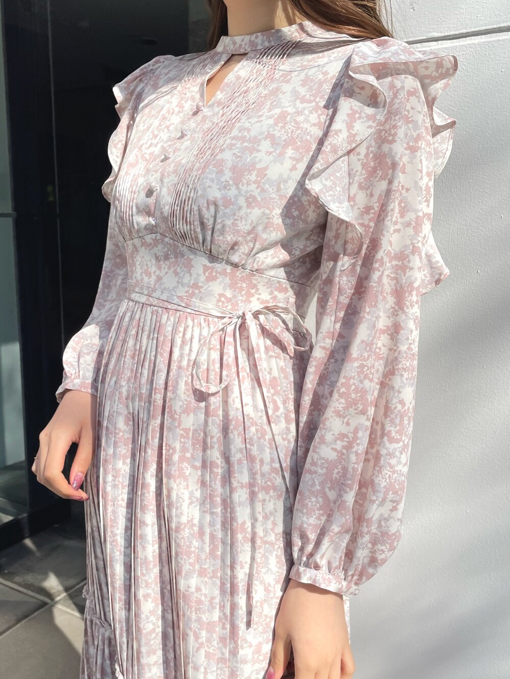 ブラック系のブーツ、ブラウン系のハンドバッグ、ベージュ系のワンピースを着用したレディースの春コーディネートの4枚目の写真