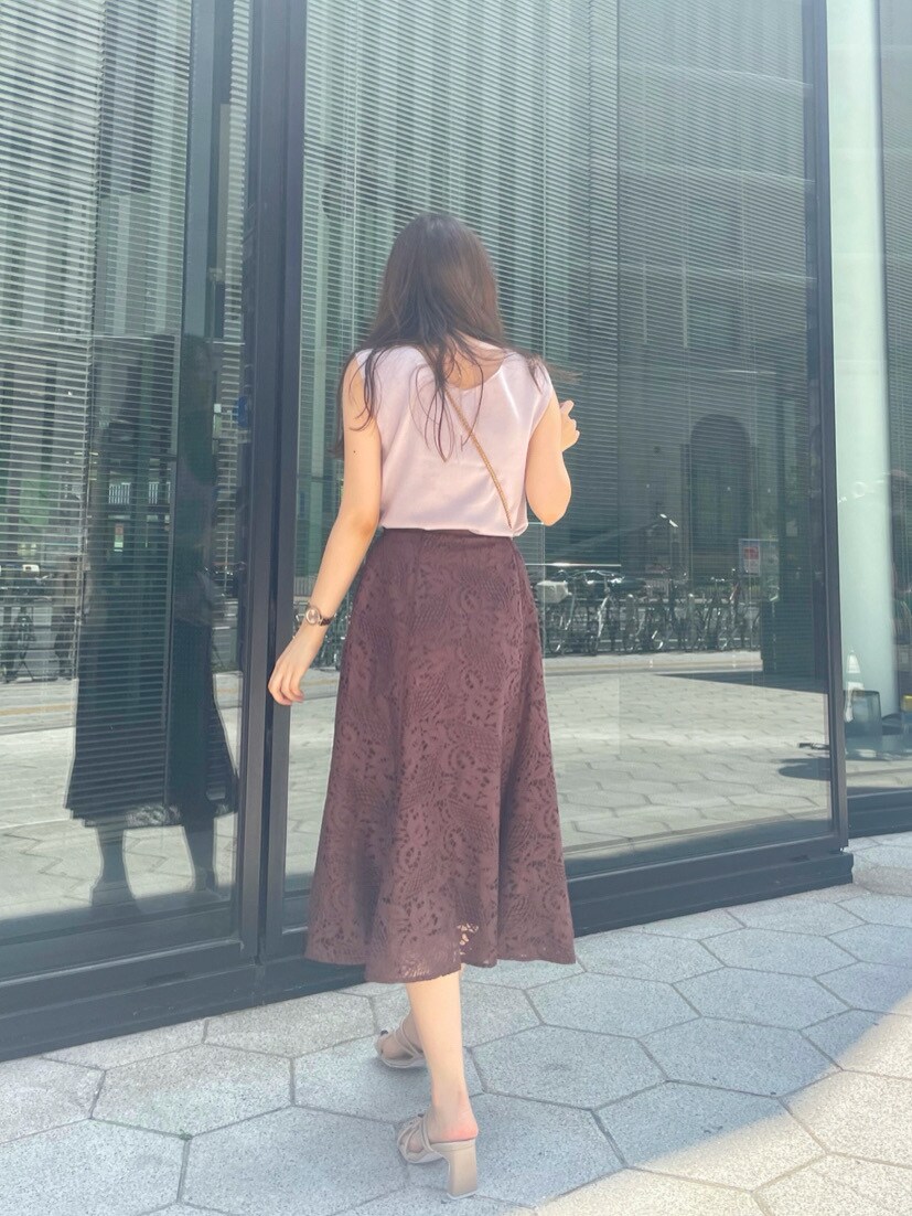 ベージュ系のサンダル、ブラウン系のスカート、ピンク系のニット/セーターを着用したレディースの春コーディネートの2枚目の写真