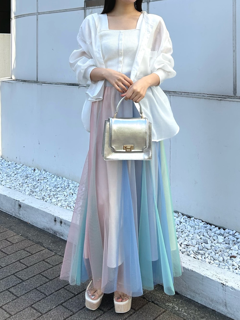 ホワイト系のニット/セーター、その他のサンダル、その他のスカートを着用したレディースの春コーディネートの2枚目の写真