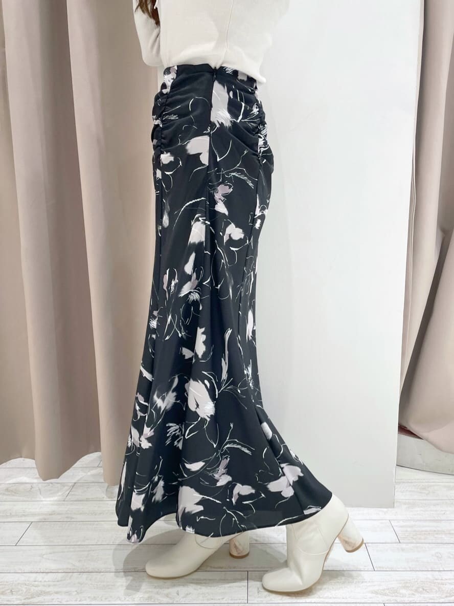 ブラック系のその他シューズ、ホワイト系のニット/セーター、ブラック系のスカートを着用したレディースの秋コーディネートの8枚目の写真