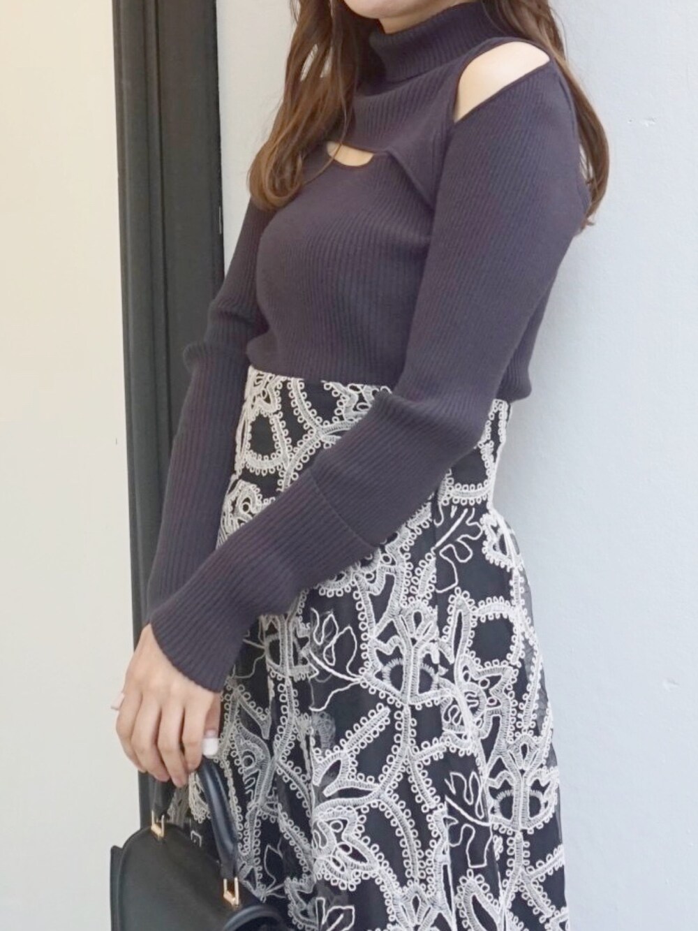 ブラック系のブーツ、ブラック系のスカート、グレー系のニット/セーターを着用したレディースの冬コーディネートの4枚目の写真