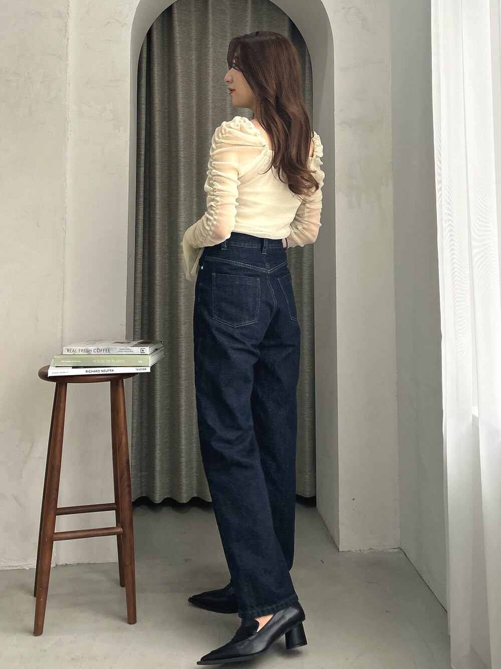 イエロー系のTシャツ/カットソー、ブルー系のデニムパンツを着用したレディースの夏コーディネートの2枚目の写真