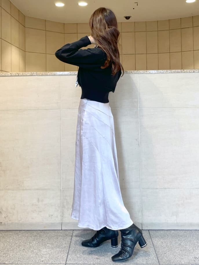 ブラック系のニット/セーター、ブラック系のその他シューズ、パープル系のスカートを着用したレディースの秋コーディネートの2枚目の写真