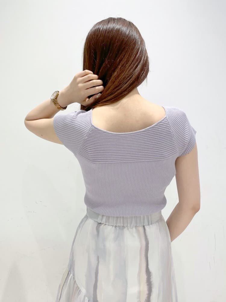 ピンク系のスカート、ベージュ系のサンダル、パープル系のニット/セーターを着用したレディースの春コーディネートの7枚目の写真