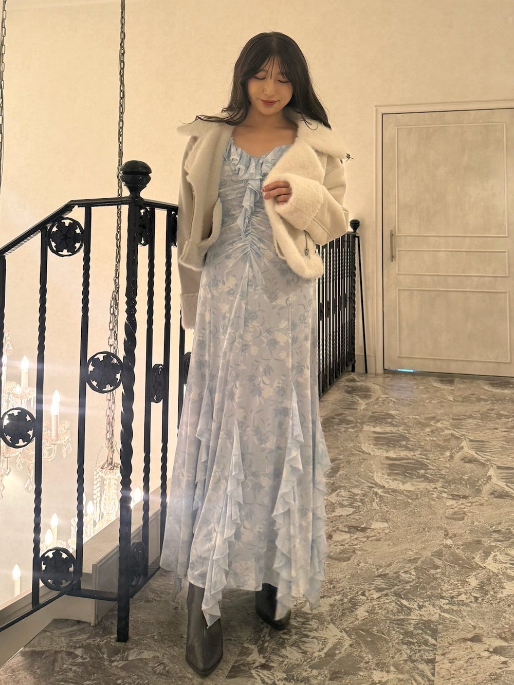 ブルー系のワンピース、ホワイト系のムートンコートを着用したレディースの秋コーディネートの5枚目の写真