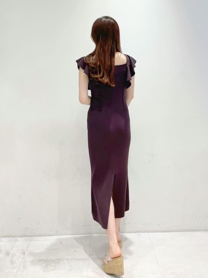 その他のサンダル、ブラウン系のワンピースを着用したレディースの春コーディネートの2枚目の写真