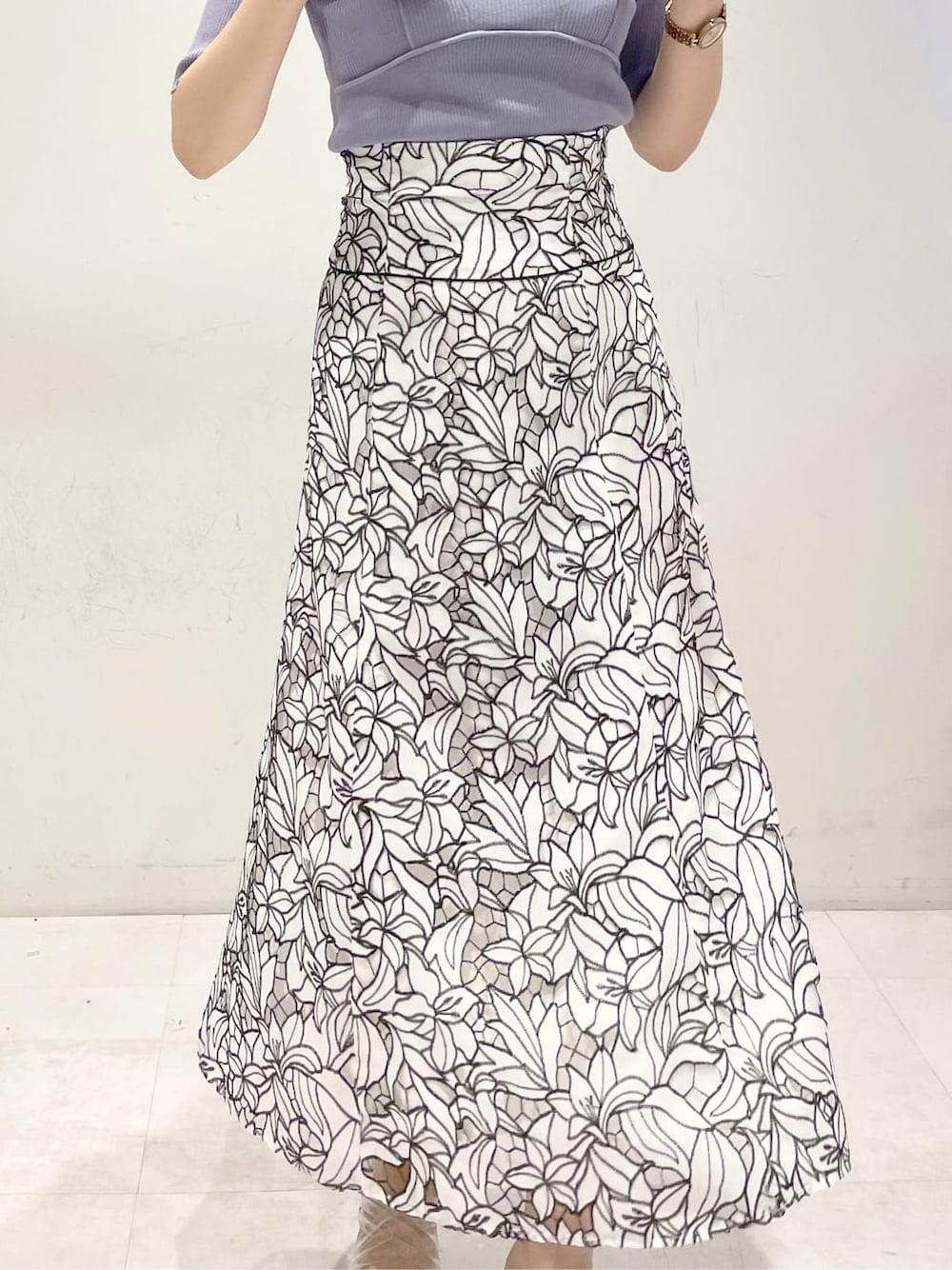 ブラック系のスカート、その他のサンダル、ブルー系のニット/セーターを着用したレディースの春コーディネートの7枚目の写真