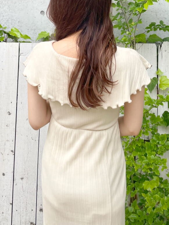 その他のサンダル、ホワイト系のワンピースを着用したレディースの夏コーディネートの6枚目の写真