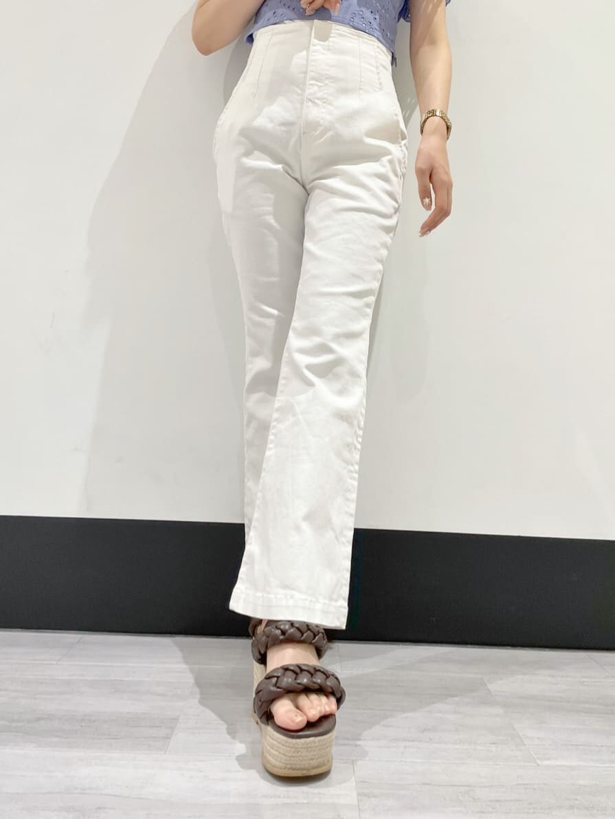 ブルー系のシャツ/ブラウス、ホワイト系のその他パンツ、ブラウン系のサンダルを着用したレディースの冬コーディネートの6枚目の写真