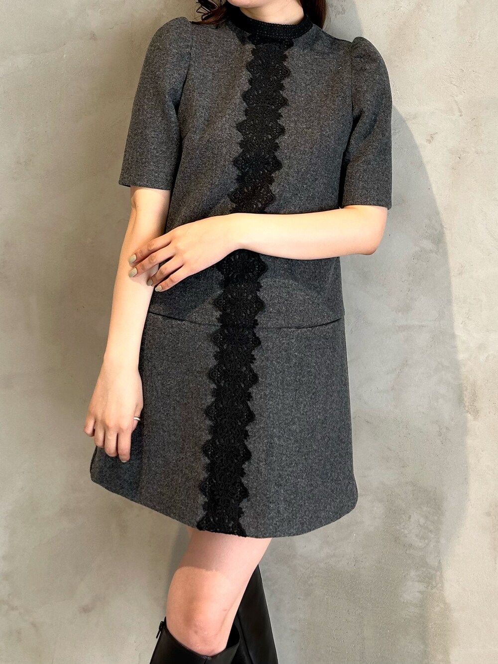 グレー系のワンピースを着用したレディースの秋コーディネートの4枚目の写真