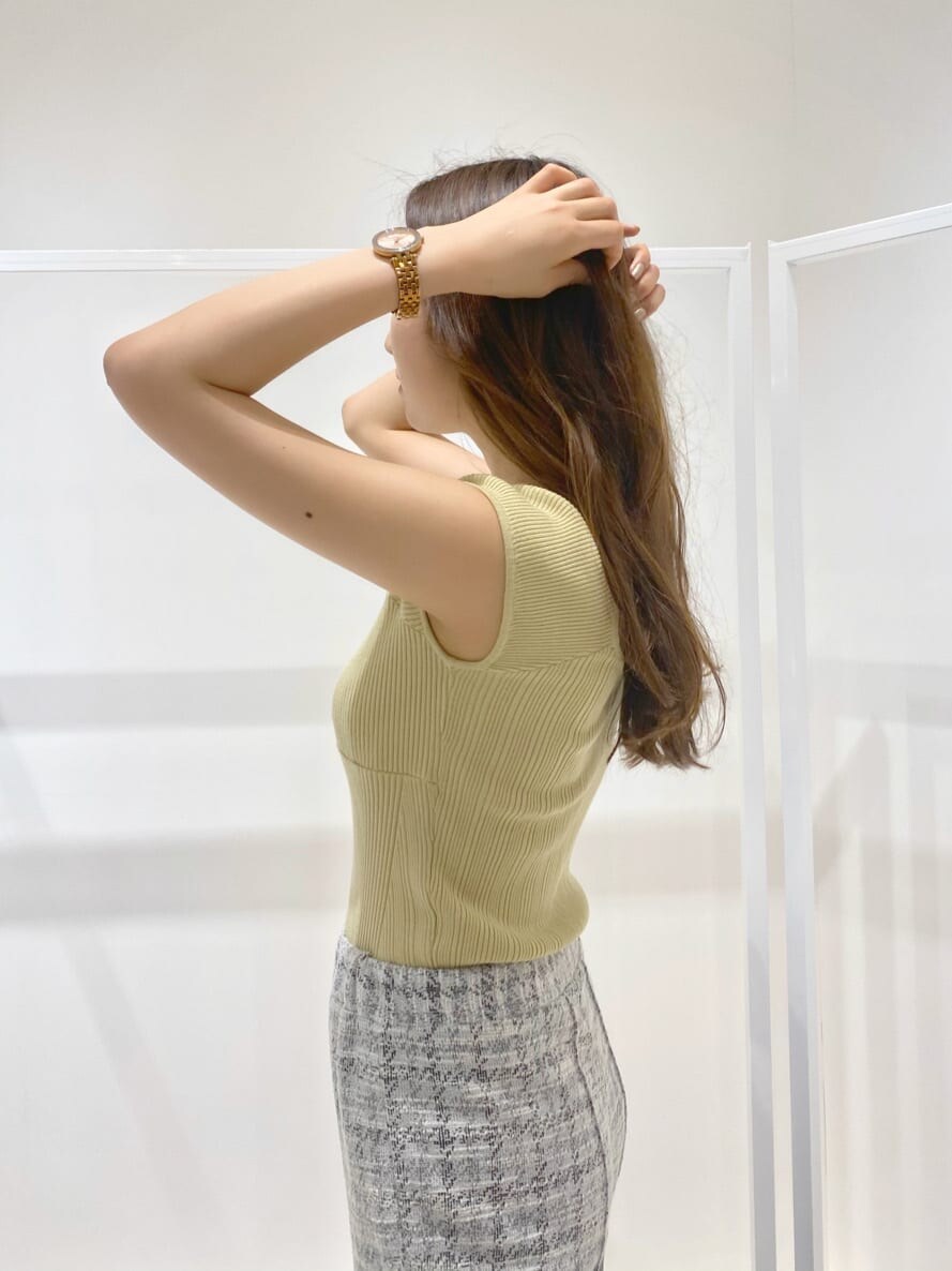 ホワイト系のサンダル、その他のその他パンツ、イエロー系のニット/セーターを着用したレディースの夏コーディネートの4枚目の写真