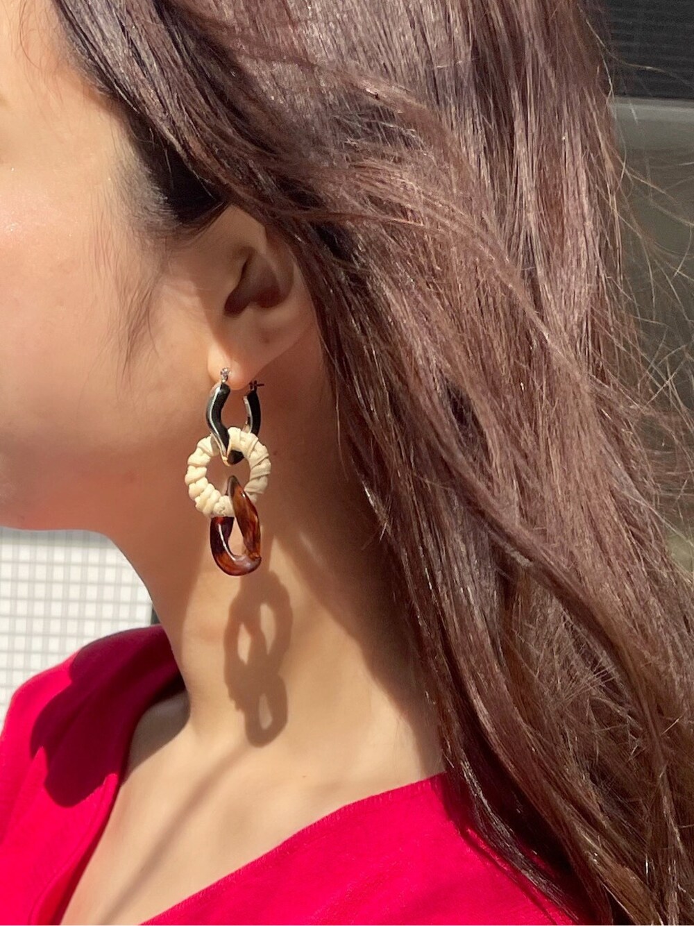 レッド系のニット/セーター、ブルー系のその他パンツ、ベージュ系のバレエシューズを着用したレディースの春コーディネートの6枚目の写真