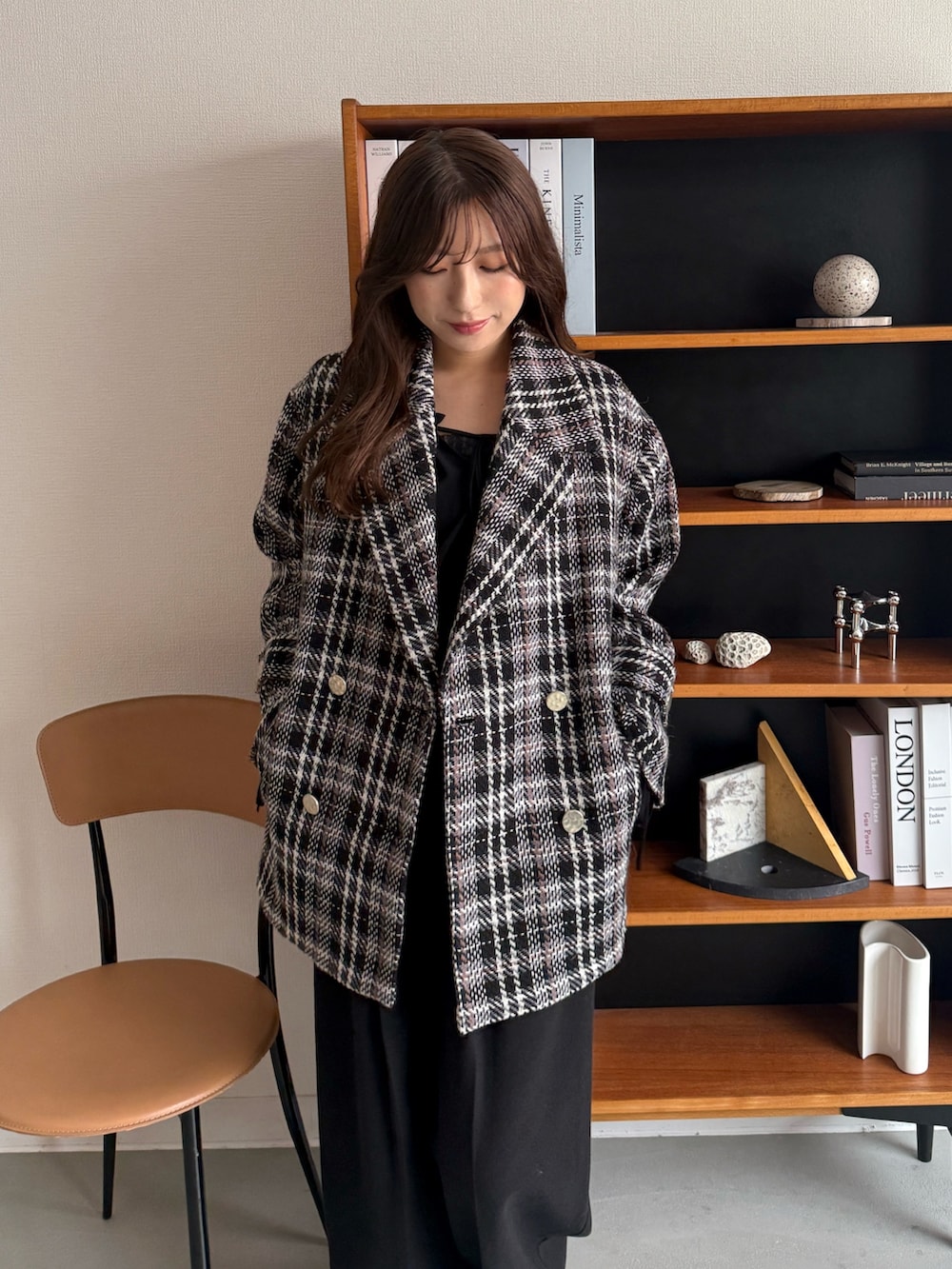 ブラック系のその他アウター、ブラック系のブーツを着用したレディースの秋コーディネートの6枚目の写真