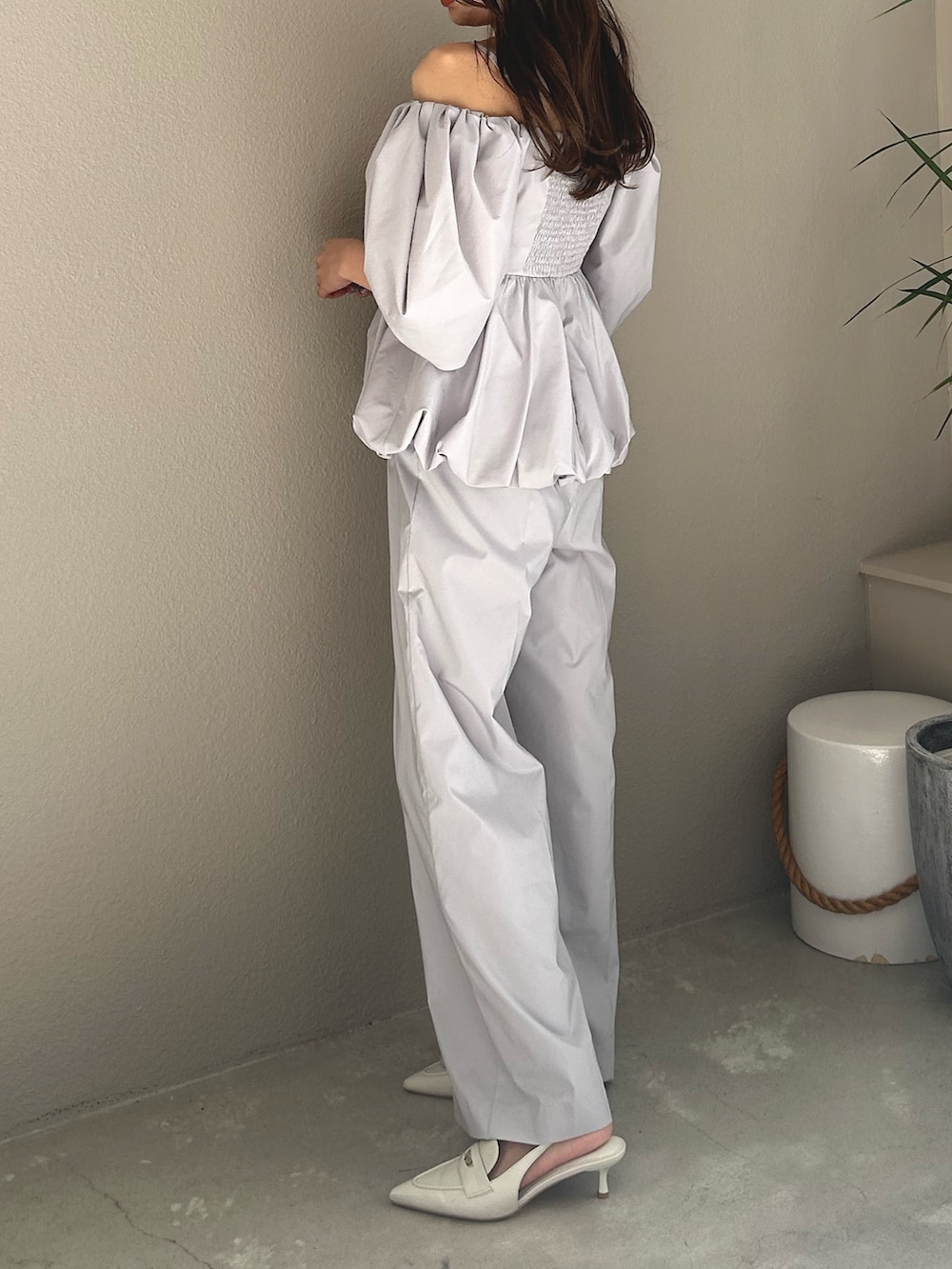 グレー系のサロペット/オーバーオール、ホワイト系のパンプスを着用したレディースの冬コーディネートの4枚目の写真