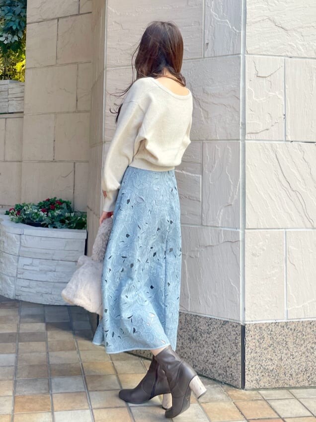 ブラウン系のその他シューズ、ブルー系のスカート、ホワイト系のニット/セーターを着用したレディースの秋コーディネートの2枚目の写真